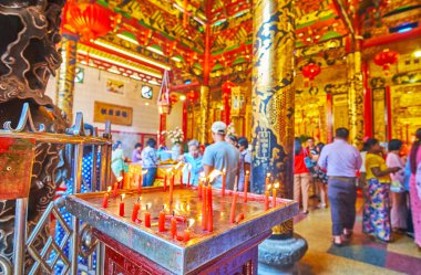 Yangon, Myanmar - 17 Şubat 2018: Görünüm kalabalık dua üzerinde yanan arkasında deniz Tanrıça Matsu hall Kheng Hock Keong Tapınağı, üzerinde 17 Şubat Yangon içinde mumlar.