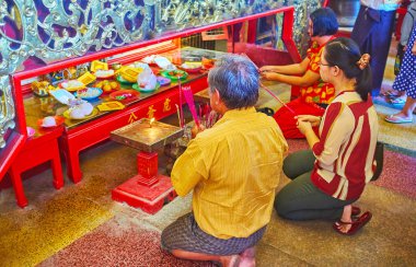 Yangon, Myanmar - 17 Şubat 2018: Ana Tapınak, Kheng Hock Keong (Qingfu) Tapınağı deniz Tanrıça Matsu üzerinde 17 Şubat olarak Yangon tütsü sopa ile aile dua.