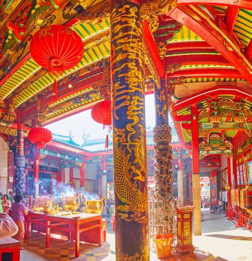 Yangon, Myanmar - 17 Şubat 2018: Panorama sgilded sütun ve 17 Şubat Yangon yapılan renkli ahşap tavan dua salonu Kheng Hock Keong (Qingfu) Tapınağı.