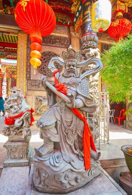 Yangon, Myanmar-17 Şubat 2018: Kral Virudhaka heykeli Kheng Hock Keong (Qingfu) Tapınağı, kılıçla tehditkar dört göksel Kral - eski Budist Tanrılar, üzerinde 17 Şubat olarak Yangon biridir.