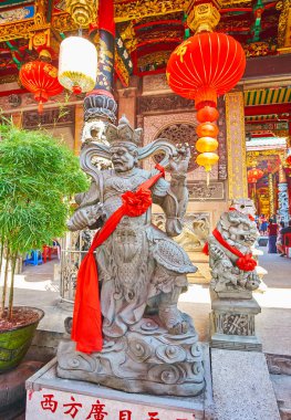 Yangon, Myanmar - 17 Şubat 2018: Heykeli dört göksel kral - yılan üzerinde 17 Şubat Yangon yapılan Kheng Hock Keong (Qingfu) Tapınağı girişindeki ile Kral Virupaksa biri.