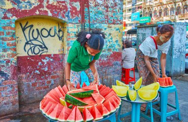 Yangon, Myanmar - 17 Şubat 2018: Satıcıları lay Chinatown, eski püskü sokakta 17 Şubat Yangon yapılan satış, kırmızı ve sarı karpuz dilimleri dışarı çıkarma.