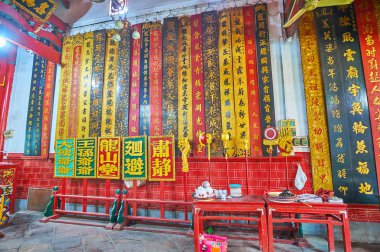 Yangon, Myanmar - 17 Şubat 2018: Renkli kaydırma kurulları ile Çin kaligrafi yazıtlar üzerinde 17 Şubat Yangon yapılan uzun Shan Tang Clan Tapınak.