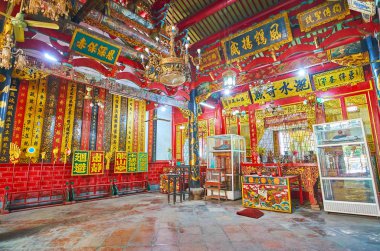 Yangon, Myanmar - 17 Şubat 2018: Uzun Shan Tang Clan tapınak atası Tanrılar için adanmış ve birçok kaydırma kurulları ile dekore edilmiş, oyma ve ayrıntılar, üzerinde 17 Şubat olarak Yangon boyalı.