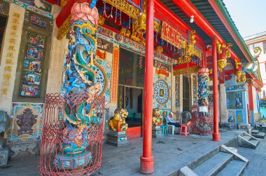 Yangon, Myanmar - 17 Şubat 2018: Süslü sundurma uzun Shan Tang Clan Tapınağı oyma sütunlar, Çin kaligrafi, Royal veli lionsand parlak desenleri, üzerinde 17 Şubat olarak Yangon heykelleri ile.