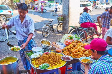 Yangon, Myanmar - 17 Şubat 2018: Mahallesinde yol kenarı gıda tezgahları üzerinde 17 Şubat olarak Yangon rickshaws, sürücüler, pazar satıcıları, hamallar ve sadece geçenler arasında çok popüler olan.