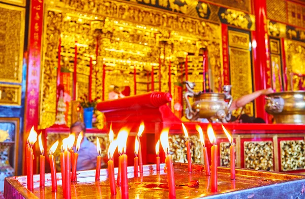Yangon Myanmar Febrero 2018 Las Velas Encendidas Adornado Altar Del — Foto de Stock