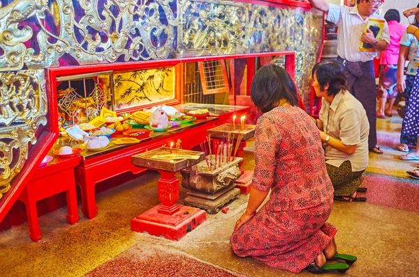 Yangon Myanmar Febrero 2018 Gente Reza Santuario Principal Del Templo — Foto de Stock