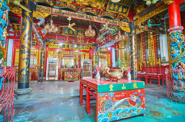 缅甸仰光 2018年2月17日 仰光老龙山唐族寺的祈祷大厅 有丰富的雕刻和彩绘装饰 — 图库照片