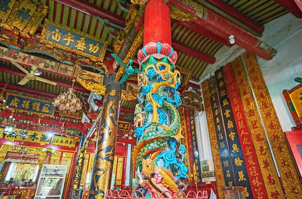 Yangon Myanmar Febrero 2018 Pintoresca Columna Tallada Con Dragón Oriental — Foto de Stock
