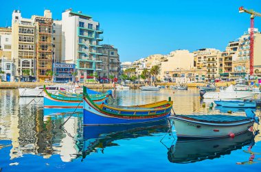 St Julians, Malta - 20 Haziran 2018: Resort tekneler, birçok güzel yerler boyunca Spinola Bay kıyı Cafe ziyaret, liman yürümek ve luzzu tekneler 20 Haziran St Julians izlemek güzel yerdir.