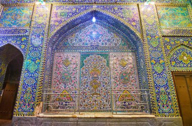 İsfahan, İran - 21 Ekim 2017: 21 Ekim 2017'de İsfahan'da, kiremitli Pers desenleri, kemerli nişler ve İslami hat sanatı ile Seyit Camii'nin zengin bir şekilde dekore edilmiş giriş pasajı.