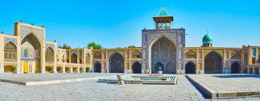 Seyed Camii panoraması ile onun güzel portalları (iwans), karmaşık döşeme İslam desenleri, Isfahan, Iran ile kaplı.