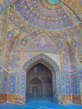 Isfahan, Iran - 21 Ekim 2017: Seyed Camii, günü 21 Ekim Isfahan şapele mukarnas, niş, dekoratif paneller ve geleneksel çiçek desenleri, önde gelen süslü portal.