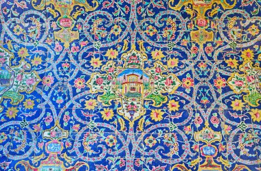 Isfahan, Iran - 21 Ekim 2017: Seyed Camii ve parlak duvar dekorasyon seramik karo üzerinde mavi arka plan, süslü çiçek desenleri ile günü 21 Ekim Isfahan yapılır.