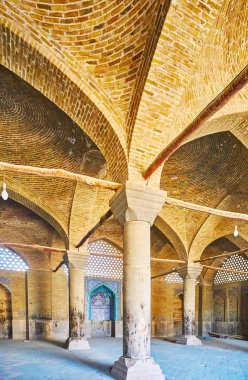 Isfahan, Iran - 21 Ekim 2017: Tarihi Seyed cami günü 21 Ekim Isfahan ve arka plan üzerinde karmaşık fayans kaplı parlak mavi mihrap ile sütun salonu tuğla mezar odası mı.