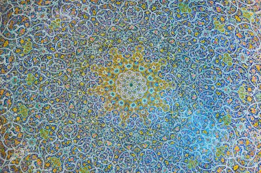 Isfahan, Iran - 21 Ekim 2017: Seyed Camii, günü 21 Ekim Isfahan renkli çini, karmaşık süsleme ile dekore edilmiş çarpıcı kubbe close-up.