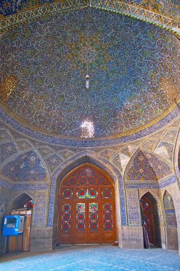 ISFAHAN, İRAN - 21 Ekim 2017: Seyit Camii namaz salonu panoraması, zengin dekore edilmiş fayans kubbesi ve kemerli niklerle, 21 Ekim 'de İsfahan' da.