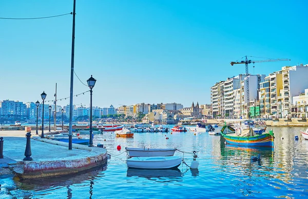 St Julian sahil gezinti, kıyı boyunca yürüyüş, dinlenmek için güzel bir yerdir ve tembel sallanan tekneler, Spinola Bay, Malta zevk.