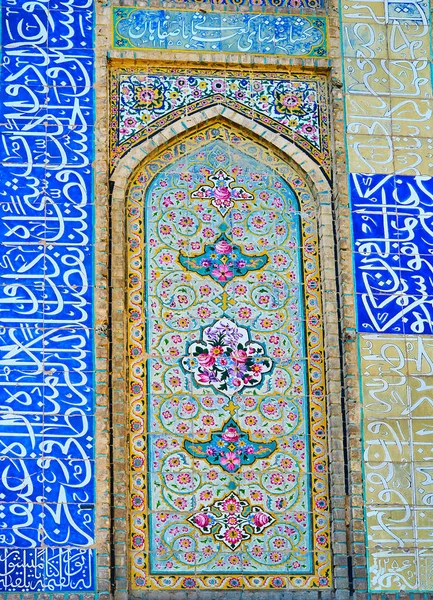セイエッド モスクの壁は明るい花を持つタイル装飾パネルで飾られた イスファハンで 日に青の背景にコーランの書道に囲まれてイスファハン イラン 2017 — ストック写真