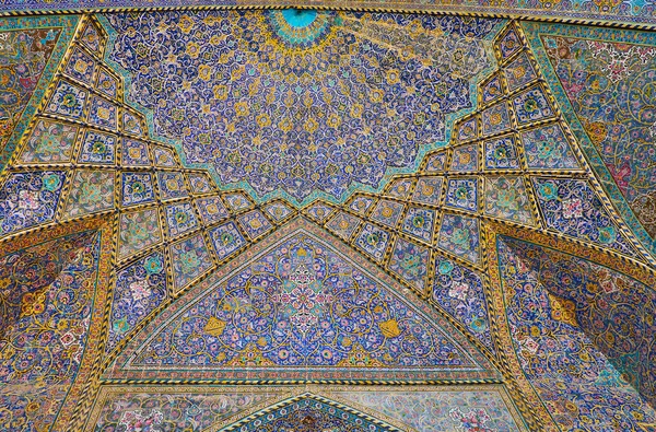 Isfahan Iran October 2017 Colorful Semi Dome Muqarnas Honeycomb Details — Stockfoto