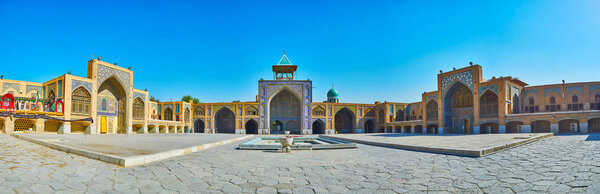 ISFAHAN, IRAN - 21 октября 2017 года: Панорама с тремя из четырех порталов (Iwans) потрясающей мечети Сайед, украшенной богатыми орнаментами плитки, персидскими экранами и аркадами, 21 октября в Исфахане
.