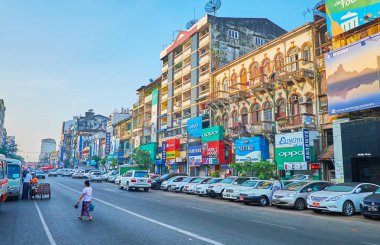 Yangon, Myanmar - 15 Şubat 2018: Sabah işlek cadde Çin mahallesini birçok otomobil, yoğun konut ve 15 Şubat Yangon renkli ticari kurulları ile.