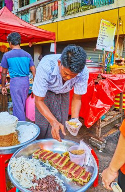 Yangon, Myanmar - 15 Şubat 2018: Pirinç ve tapyoka kek 15 Şubat Yangon Chinatown pazarının açık ahır ile tepsi.