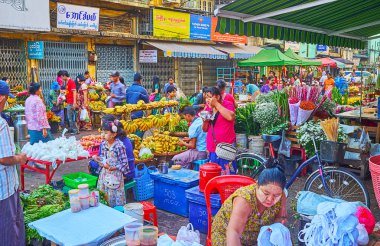 Yangon, Myanmar - 15 Şubat 2018: Sabah ile yoğun gözükeceksin meyve ve çiçek tezgahları, Chinatown Pazar 15 Şubat Yangon kalabalık Caddesi.
