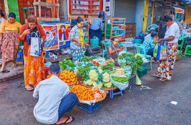 Yangon, Myanmar - 15 Şubat 2018: Yol kenarındaki sebze durak 15 Şubat Yangon taze otlar gıdalar ve geniş yelpazesi.
