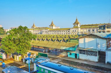 Yangon Tren İstasyonu pyatthat (multi sahnelenen) ile onun eski bina manzaralı kapalı platformlarının arka planda, Myanmar ve kulenin çatılar.
