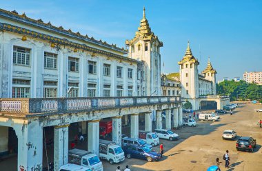 Yangon, Myanmar - 15 Şubat 2018: Yangon tarihi bina Tren İstasyonu arcades, oyma süslemeler ve kuleleri ile 15 Şubat Yangon geleneksel Birman pyatthat çatı ve cephe.