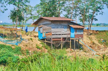 Harap ahşap kulübe stilts Bago banliyösünde, Myanmar, gür yeşilliklerle çevrili Bago riverand kıyısında yer alan.