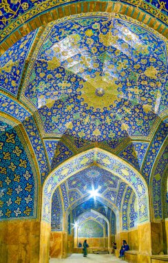Isfahan, Iran - 19 Ekim 2017: Büyük kemerli koridor üzerinde 19 Ekim Isfahan içinde şah Camii, çini süslemeleri
