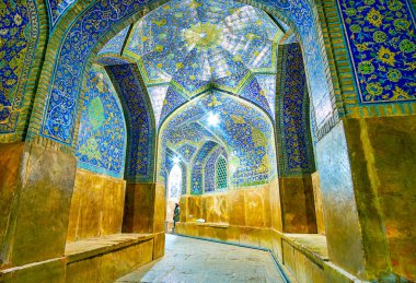 Isfahan, Iran - 19 Ekim 2017: Şah Camii koridorlar genel tüm karmaşık bir stille dekore edilmiştir, aynı dekoratif öğeler ve aynı süsleme, 19 Ekim Isfahan içinde kullanılan