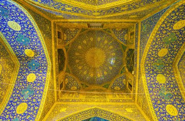 Isfahan, Iran - 19 Ekim 2017: Kiremit dekorasyon şah Camii kompleksi ziyaret kart ve bir taç Safevi dönemi mimarisinin 19 Ekim Isfahan olarak açıktır