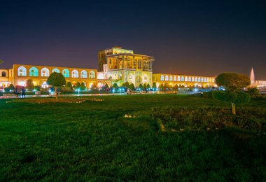Ali Qapu Sarayı ve Nashq-e Jahad Sqaure, Isfahan, Iran üzerinde bahçe güzel gece aydınlatma