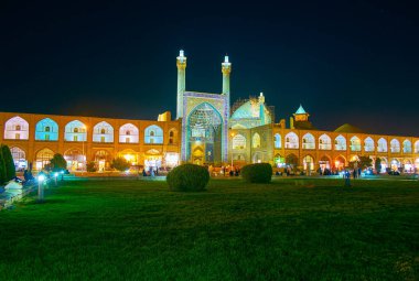 Özellikle gece ışıklar içinde rahat ve aydınlatılmış binalar, Isfahan, Iran çevreleyen Bahçe Nakş-ı Cihan Meydanı'nda olur
