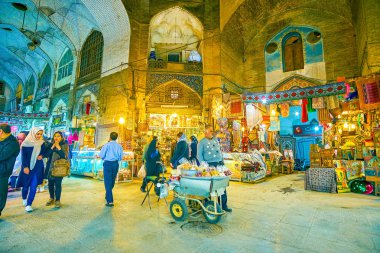 Isfahan, Iran - 19 Ekim 2017: Çok sayıda dükkan ile şehrin ana Hediyelik eşya pazarında faaliyet üzerinde 19 Ekim Isfahan, geleneksel el sanatları ürünleri, sunar