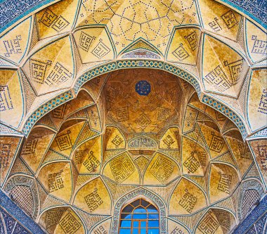 Süslü mukarnas yarı kubbe iyi brickwok ve geleneksel İslam desenleri, Isfahan, Iran ile Jameh caminin Güney Portal (Iwan).