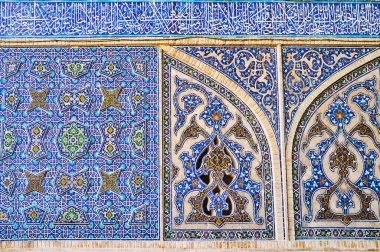 Çiçek, geometrik ve geleneksel Fars Temalar duvar Jameh (Cuma) Camii eski Isfahan, İran'ın Güney Portal (Iwan) ile çarpıcı döşeme desenleri.