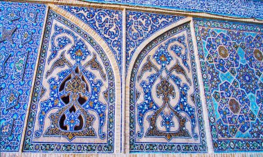 Tarihsel Jameh caminin Güney portal dış duvarına parlak mavi gama, Isfahan, İran'ın eşsiz çini süslemeli kaplıdır.