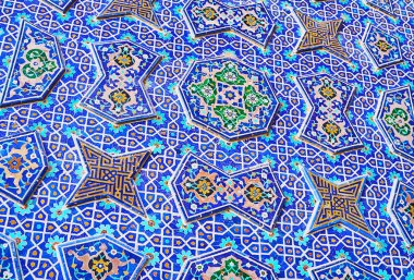 Jameh Camii, İslam desen komşu kabartma porselen dekor, Isfahan, Iran ile Güney portalının duvarda başyapıt döşeme detayları.