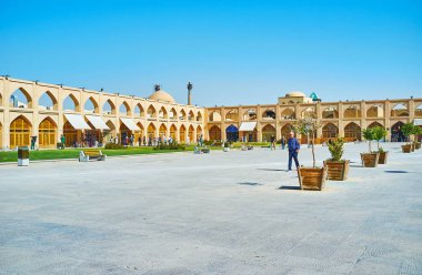 Isfahan, Iran - 21 Ekim 2017: Kapalı çarşı tarafından çevrili ve tencere ve çiçek yatak, fabrikaları ile dekore edilmiş günü 21 Ekim Isfahan Ortaçağ Imam Ali (Atiq, Kohneh) kare, mimari topluluğu.