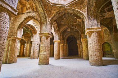 Isfahan, Iran - 21 Ekim 2017: Tuğla sütun ve günü 21 Ekim Isfahan dekore edilmiş kasa Kuzey shabestan Jameh Camii.
