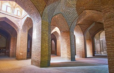 Isfahan, Iran - 21 Ekim 2017: Tuğla Hipostil salonu günü 21 Ekim Isfahan Jameh caminin kuzey shabestan.