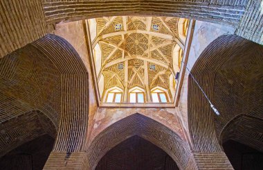 Isfahan, Iran - 21 Ekim 2017: Doğal tuğla yıldız kubbede günü 21 Ekim Isfahan Jameh caminin kuzey shabestan.