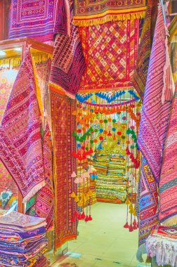 Isfahan, Iran - 19 Ekim 2017: Küçük Halı Mağazası ile geleneksel halı ve benzersiz ghalamkar Tekstil, çeşitli tasarımları üzerinde Ekim 19, Isfahan