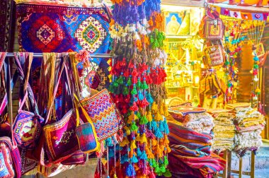 Isfahan, Iran - 19 Ekim 2017: Kapalı çarşı ile çeşitli halı, dekoratif öğeler ve tekstil aksesuarları, Ekim 19, Isfahan Tekstil Mağazası