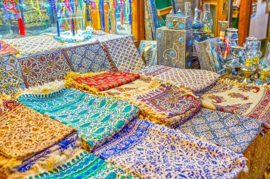 Isfahan, Iran - 19 Ekim 2017: Bir boya ve pullar, Isfahan 19 Ekim tarihinde en eşsiz üretim tekniği vardır şaşırtıcı Farsça Tekstil ghalamkar